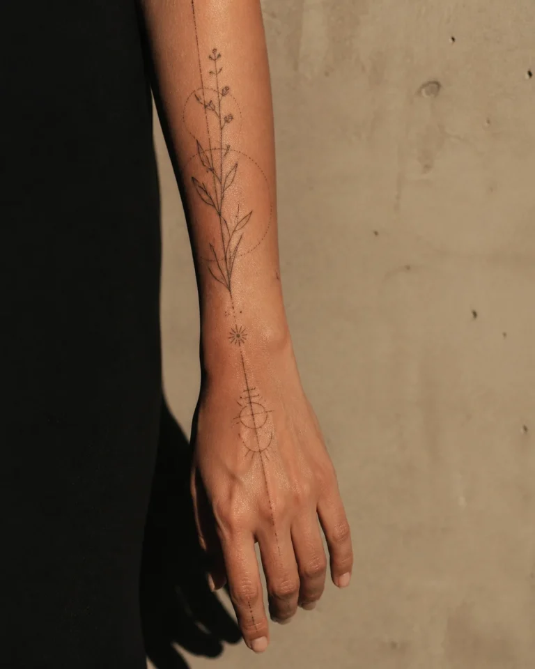 tatouage floral poignet main
